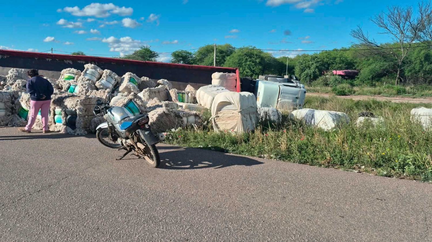 Camión volcado en la Ruta 21