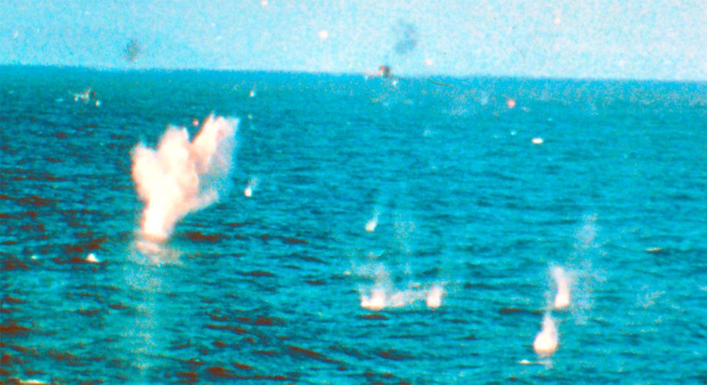 Imagen lograda desde la fragata Broadsword en el momento de ser atacada por el capitán Pablo Carballo y teniente Carlos Alfredo Rinke. Se aprecian los disparos dirigidos a los Skyhawk en su aproximación al buque enemigo. Una de las bombas lanzadas golpeó la cubierta de vuelo del Broadsword pero no explotó, causando averías a la estructura y al helicóptero del buque, un Westland Lynx 