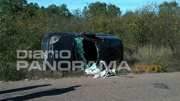 Espectacular vuelco de un automóvil en ruta 5 - Diario Panorama