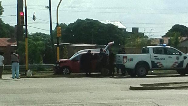 Perdió el control de su auto y chocó contra un poste - Diario Panorama