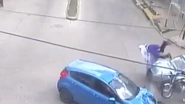 Impacto brutal de una moto contra un auto fue grabado en video - Diario ...